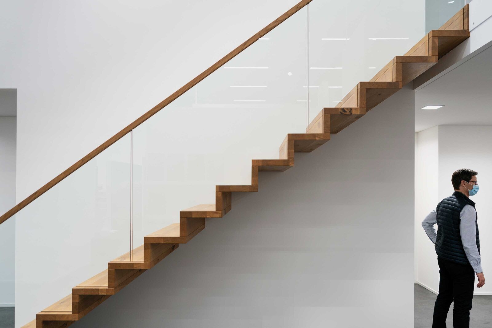 Glas und Holz verbinden sich bei der Columbus Treppen AG zu einer eleganten Treppe.