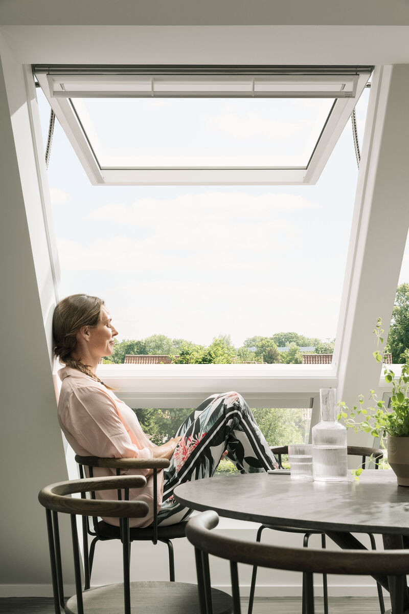 Schöne Aussichten: Das Klappflügelfenster bringt Licht und Luft unters Dach.