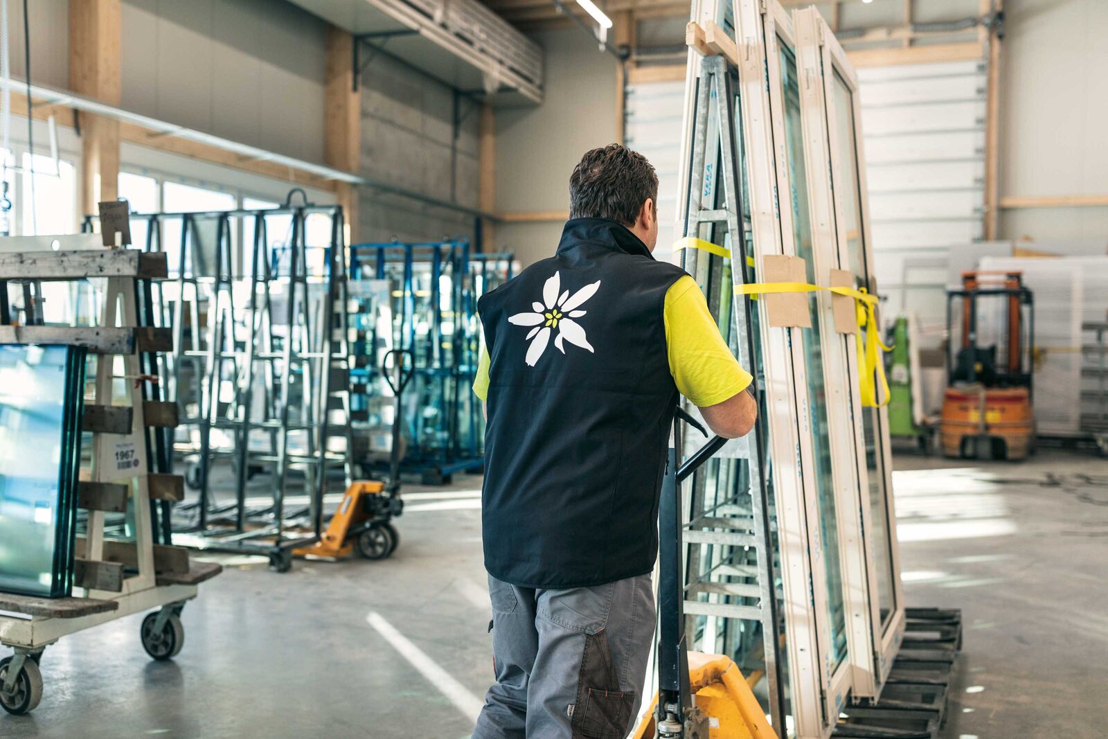 Die Edelweiss Fenster AG investierte in der Schweiz in eine 100 mal 25 Meter grosse Produktionshalle.