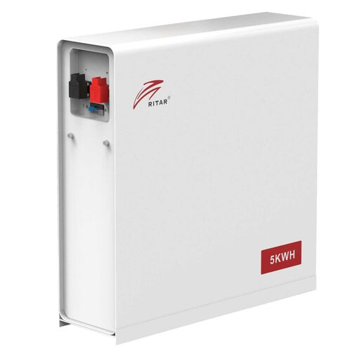 Speichern für später: Der selbst produzierte Solarstrom steht dank eines Batteriespeichers auch abends, nachts und morgens zur Verfügung. So kann überschüssige Energie mit einem Solarspeicher abgefangen und später verwendet werden. Bewohner erhöhen mit einem Solarspeicher ihren Eigenverbrauchsanteil und machen sich gleichzeitig unabhängig von externen Netzbetreibern sowie steigenden Strompreisen. Die eigenen Netzkosten werden so reduziert. Maurer Elektromaschinen GmbH, www.maurelma.ch