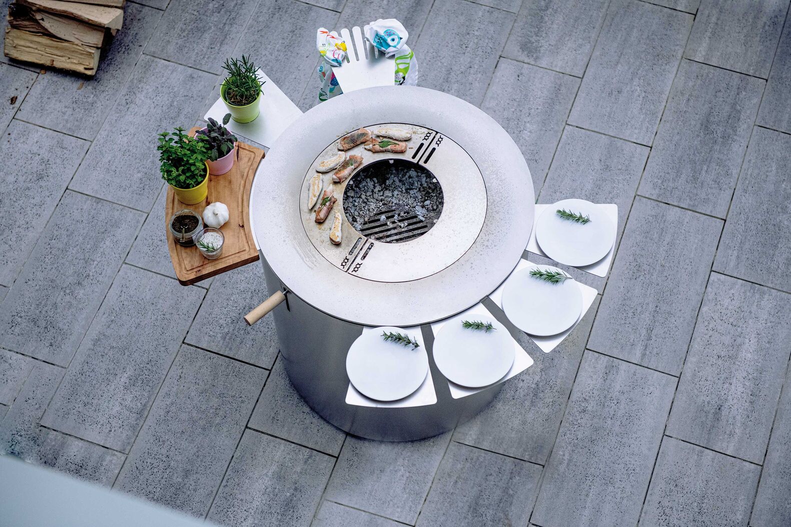 Nur Grillieren wäre ja langweilig. Mit der Outdoorküche «Circo 75» können zudem Risotto oder Pasta gekocht und Sandwiches oder Fondue zubereitet werden. Cooc. 