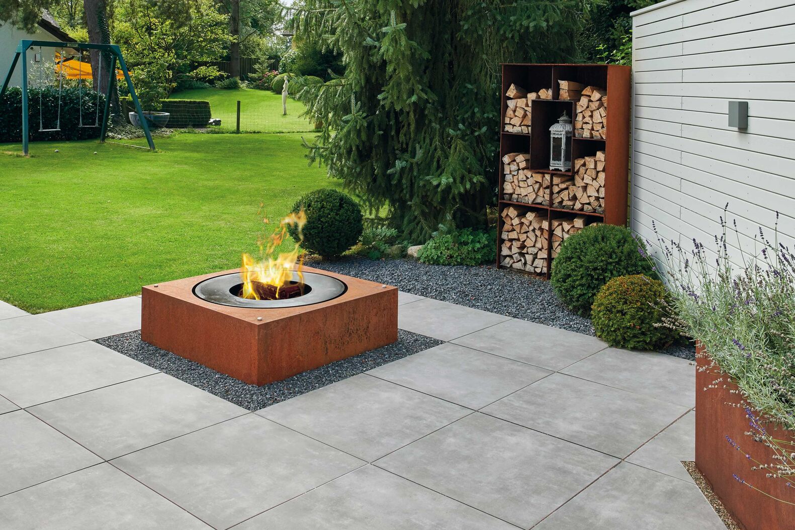 Der «swissfirecube easyline» überzeugt durch minimalistisches Design. Er ist in drei Grössen und in Edelstahl oder Rostoptik erhältlich. Durch die unterschiedlichen Temperaturbereiche eignet er sich für jedes Grillgut. Ganz Baukeramik. 