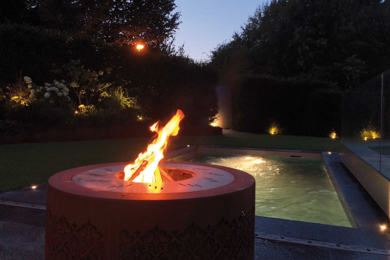 Während der Rundfeuerwok erst das Grillgut auf der Edelstahl-Grillplatte grilliert, bleibt er bis zur späten Stunde als wärmender Geselle mit dabei. Mein Topf. 
