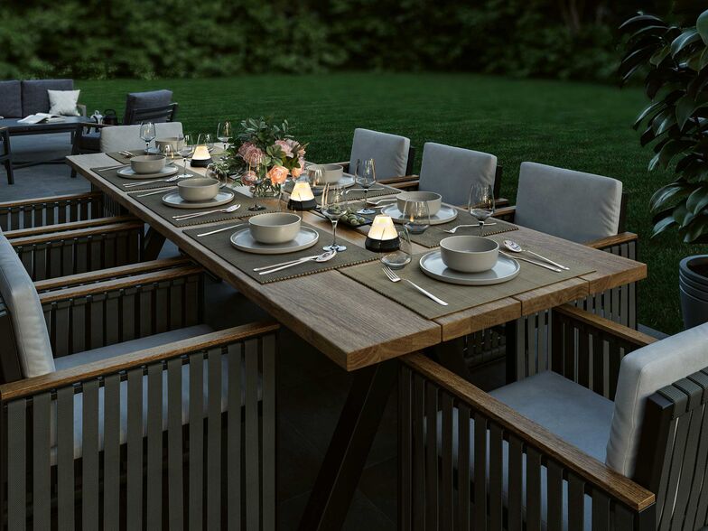 «Salerno» ist ein Highlight auf dem Gartentisch und passt sich stufenlos allen Stimmungen an. Ein leichter Druck auf die Leuchte genügt, um sie an- und auszuschalten oder zu dimmen. www.leonardo-living.de