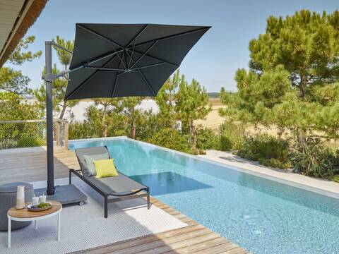 Der Sonnenschirm «Jardinico Antigua» lässt sich dank Kurbelantrieb einfach bedienen und ohne Kraftaufwand verschieben. Der Schirm lässt sich in diverse Positionen neigen. Hunn Gartenmöbel.