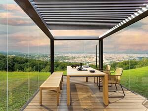 Wer im Glashaus sitzt, sollte verspiegeltes Glas nutzen: Die Pergola «Connect» aus Spiegelwänden vereint Open-Air-Gefühl mit Privatsphäre. In geschlossenem Zustand schützen Lamellen vor Sonne, Wind und Regen. pm outdoor design.