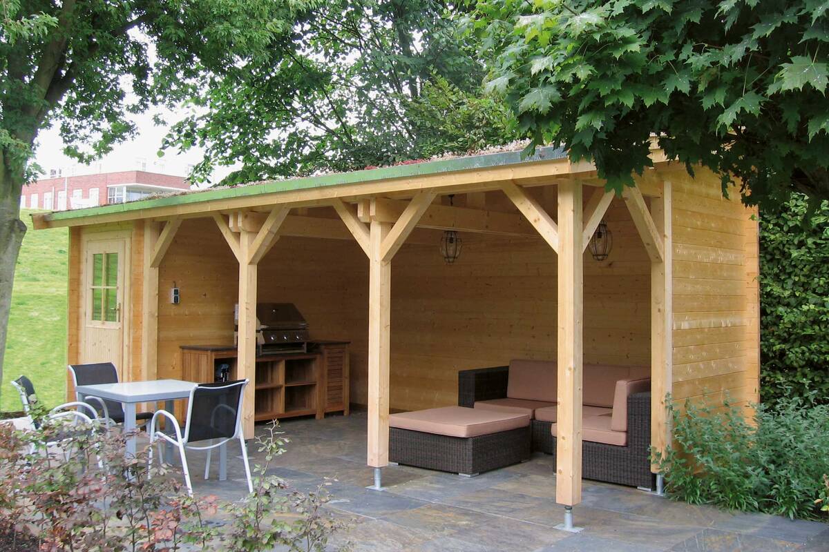 Der Holzpavillon «Helena» passt mit seinen natürlichen Materialien optimal in den Garten. Das Basismodell in handwerklicher Ständerbauweise ist erweiterbar mit  Seitenwand, Fenstern und Geräteraum. Tomwood AG.