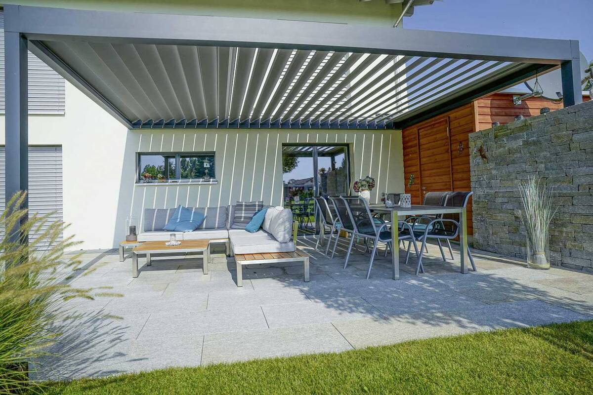 Mit den Pergola- Systemen der Atrium-design AG wird das Gartenzimmer perfekt: Von Stoffpergolen, die den optimalen Sonnenschutz bieten, bis hin zu Lamellendachkonstruktionen, die ganzjährig genutzt werden können, ist alles möglich. Atrium-design AG.