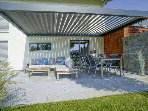 Mit den Pergola- Systemen der Atrium-design AG wird das Gartenzimmer perfekt: Von Stoffpergolen, die den optimalen Sonnenschutz bieten, bis hin zu Lamellendachkonstruktionen, die ganzjährig genutzt werden können, ist alles möglich. Atrium-design AG.