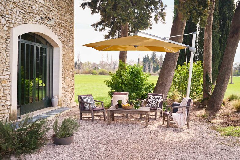 Der «Sobrano S+» spendet Schatten, wo die Sonne am stärksten steht. Mit stufenlos neigbarem Dach, 360 Grad Drehbarkeit und seitlichem Mast lässt sich das Schirmdach mühelos ausrichten – ein eleganter Begleiter für angenehme Sommerstunden. Glatz AG, www.glatz.com