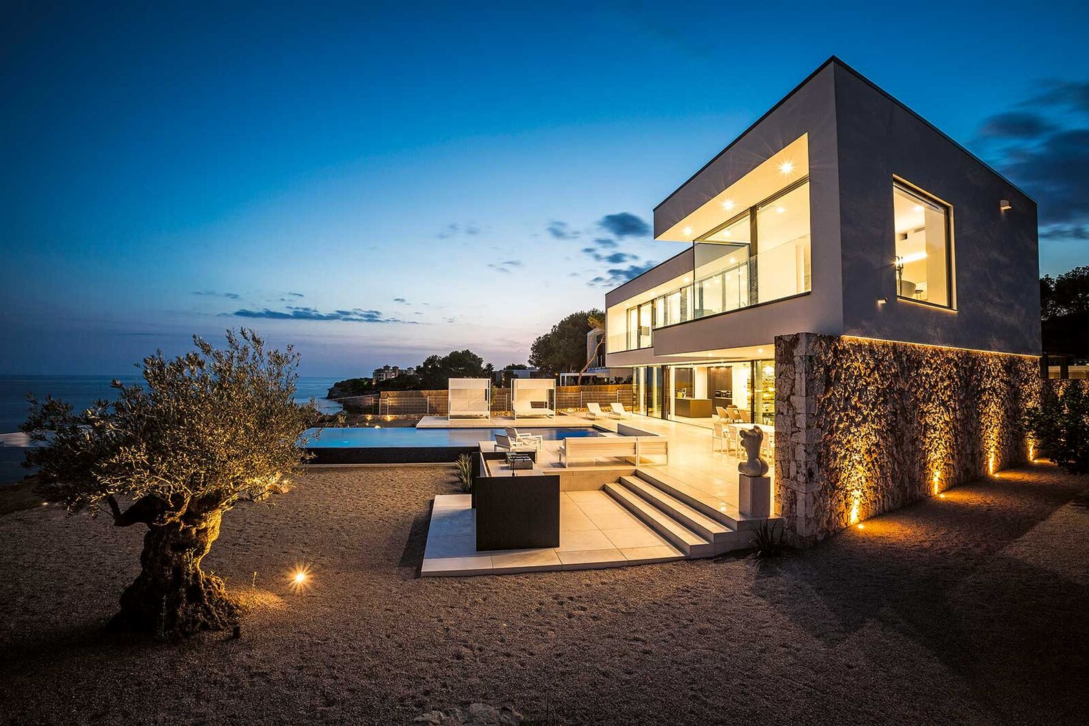 Ein liebevoll gestalteter Garten erzeugt mit der passenden Beleuchtung auch abends eine besondere Atmosphäre. Wer mit möglichst wenig Aufwand gleich den ganzen Aussenbereich bestücken möchte, dem sei geraten, sich bei Anbietern umzusehen, die eine grosse Auswahl an verschiedenen Leuchten und Lampenarten haben. Atlas Natursteine AG, www.atlas-natursteine.ch