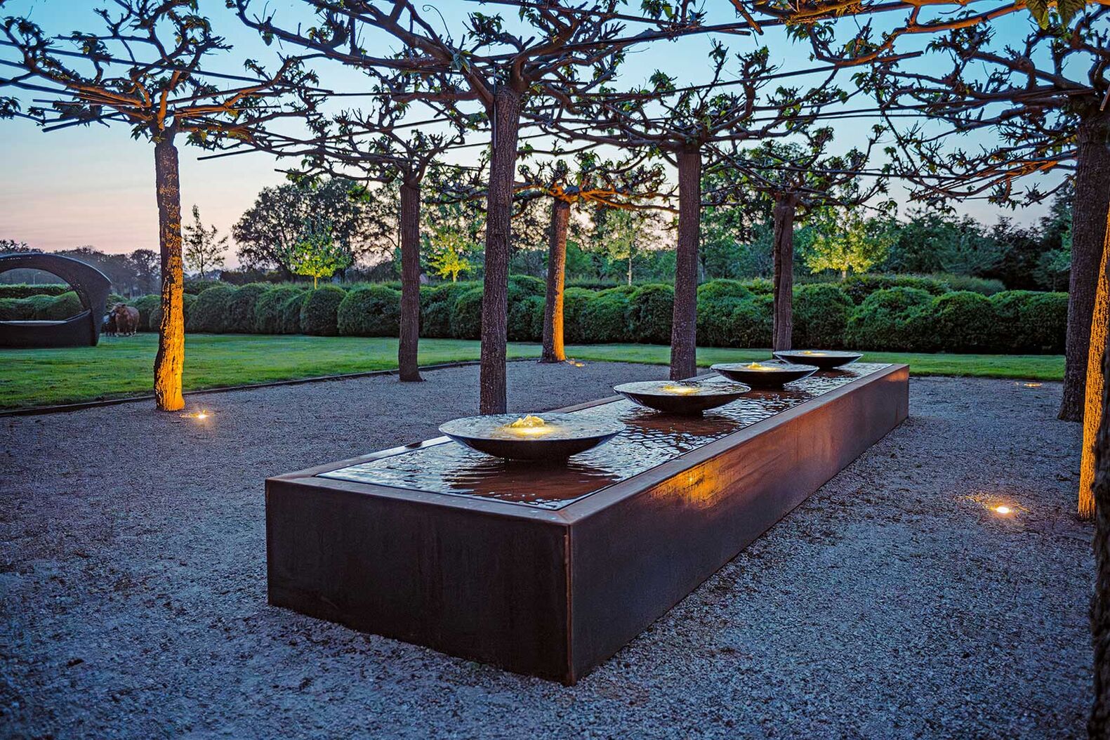 Brunnen ziehen seit Jahrhunderten Blicke auf sich und können als visuelles und akustisches Highlight den Mittelpunkt des Gartens markieren. Wassertische sind flacher und benötigen einen viel geringeren Wasserfluss. Die Ästhetik und Ruhe bringen sie aber genauso mit. Tekusa AG, www.blumentopfundmehr.ch