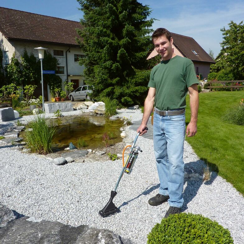 Mit Infrarottechnik lässt sich störendes Unkraut umweltfreundlich, giftfrei, geräuschlos und ohne offene Flamme entfernen. Die intensive Infrarot-Strahlung der «Infraweeder» trifft gezielt auf Unkraut und Flugsamen, bringt deren Eiweisszellen zum Platzen und leitet den Verwelkungsprozess ein. Das Gerät des Schweizer Herstellers ist einfach zu bedienen und eignet sich für jeden Hausgarten, für Gartenwege und Terrassen. Inraweeder.