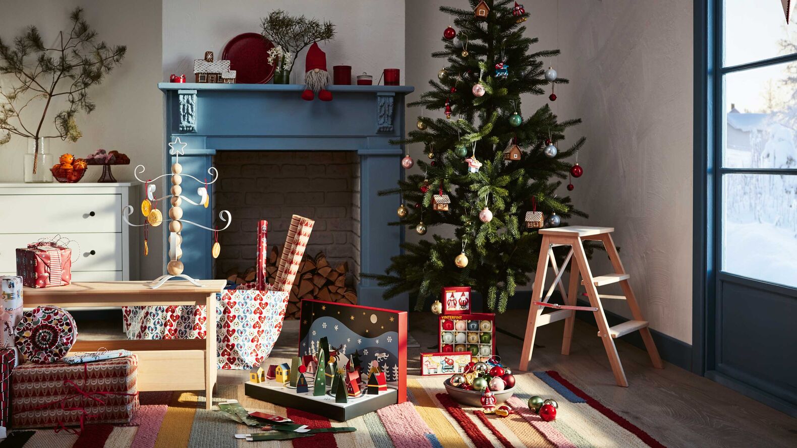 Für die aktuelle Kollektion haben sich die Designer von Weihnachtserinnerungen aus der Kindheit und verschneiten skandinavischen Landschaften mit den typischen roten Häusern inspirieren lassen. www.ikea.com