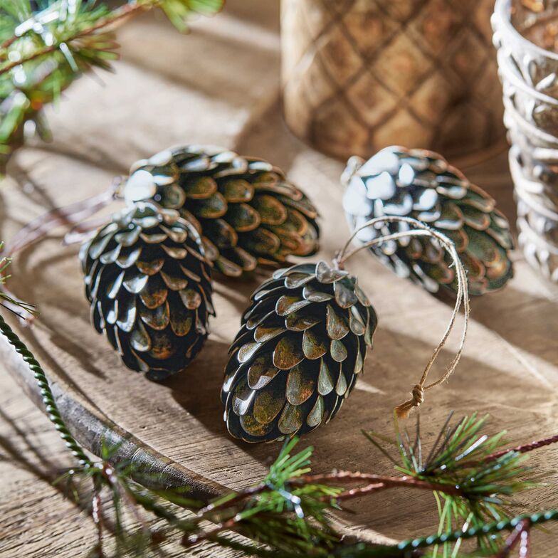 Die nostalgischen Zapfen «Lonrai» kommen im 4er-Set und eignen sich sowohl für Tischschmuck als auch für den Weihnachtsbaum. www.loberon.ch