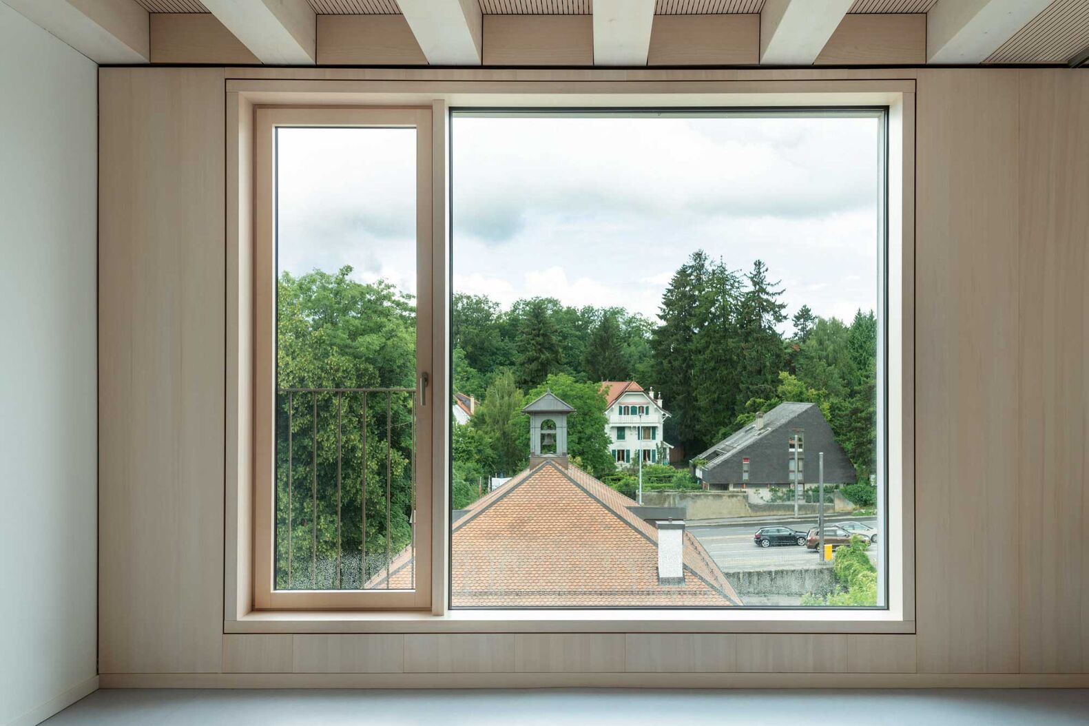 Bekundung zur Nachhaltigkeit: Das Rahmenprofil der Sirius-Fenster wird vorwiegend mit einheimischem Holz und recyclebaren Metallen gefertigt. Eschbal AG, www.eschbal.ch