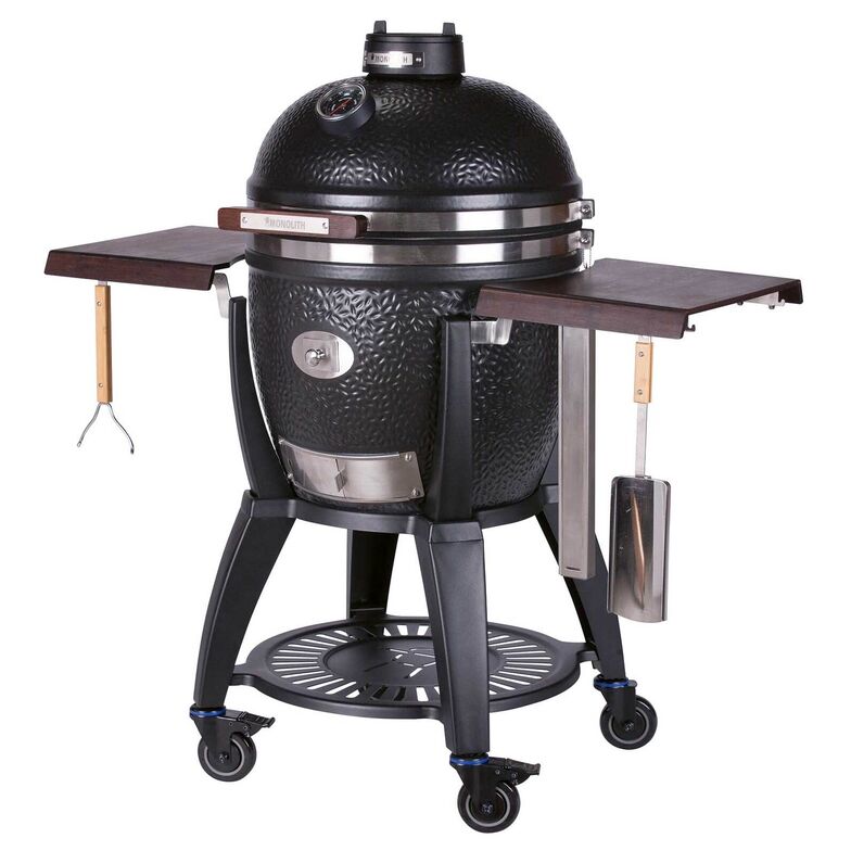 Rauchig-knusprige Gemüsespiesse oder eine zarte Pouletbrust lassen sich mit dem «Komodo Avantgarde»-Grill im Handumdrehen kredenzen. Zusätzliche Grill-Tools wie eine Feuerplatte, einen Roaster mit Gemüsepfanne, Wok oder einen Pizzastein ergänzen das Grillerlebnis. Monolith Grill GmbH, www.monolith-grill.de