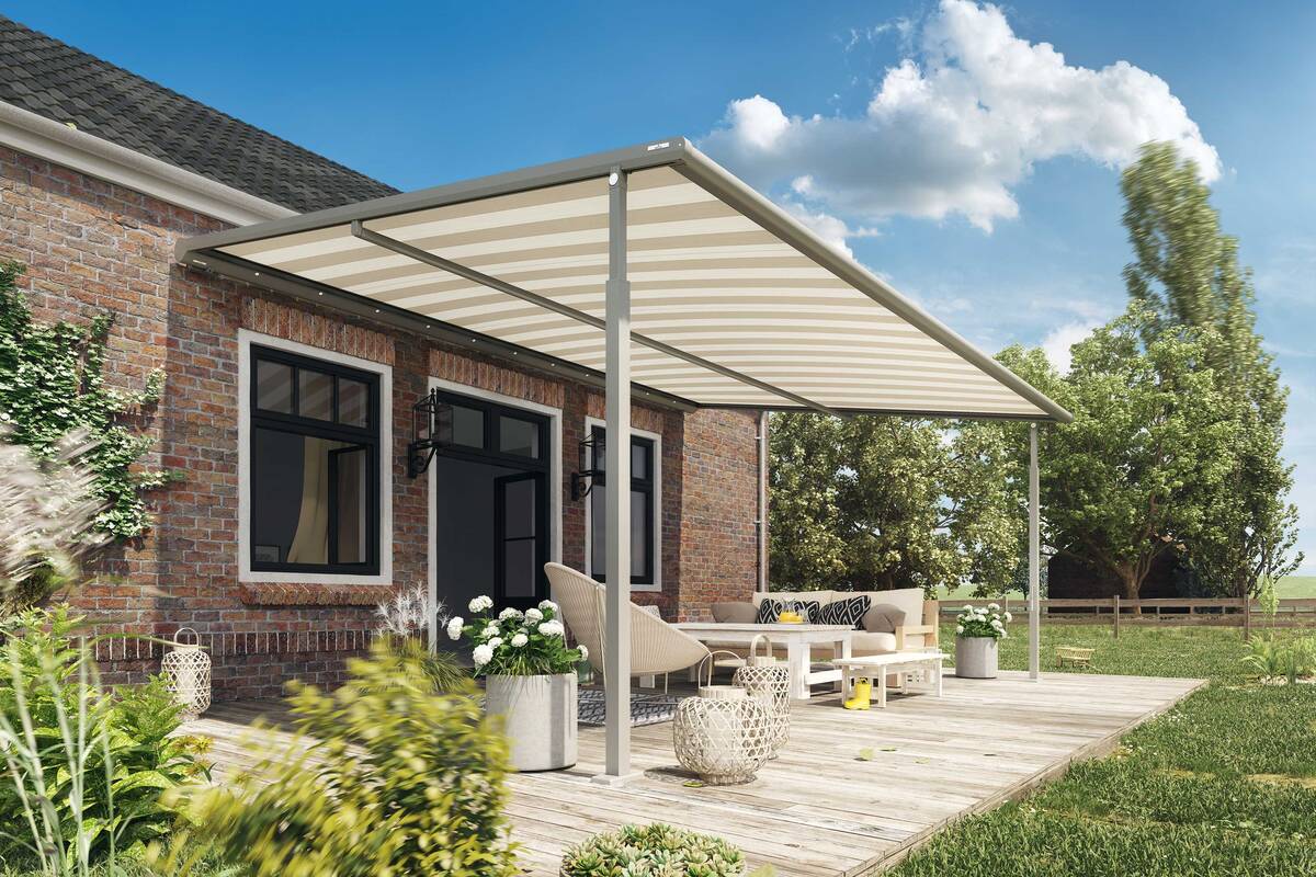 Die Pergola-Markise «Plaza Viva» hält auch böigem Wind stand und spendet an Sonnentagen angenehmen Schatten. Griesser.