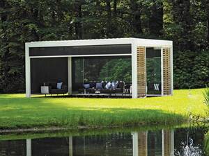 Die Aluminiumlamellen der Überdachung «Camargue» sind bis zu 150 Grad drehbar. Im geschlossenen Zustand bilden sie ein wasserdichtes Dach. Sie ist in allen RAL-Farben und mit zusätzlichen Seitenwänden erhältlich. Tomwood AG.