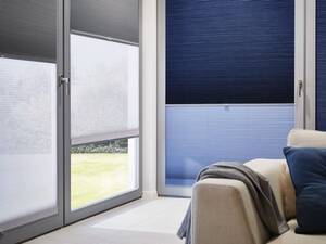 Auch drinnen will vor Sonne und Wärme geschützt sein: Abhilfe bringt das Wabenplissee, das millimetergenau für die jeweilige Fenstergrösse gefertigt wird. Duette.
