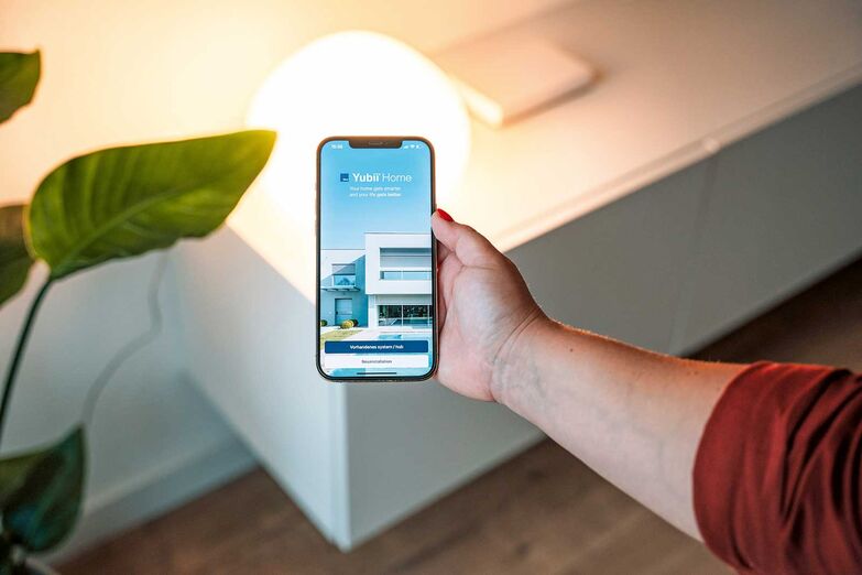 Mit einem Tastendruck auf den Push-Control-Button werden alle Lichter ausgeschaltet und der Status der Fenster überprüft. www.meimo.ch