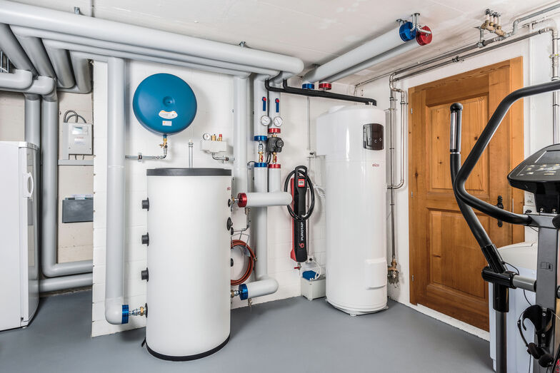 In der Waschküche ist der Pufferspeicher «Vistron BS 200» und der Wärmepumpenboiler «Aerotop DHW 250L» untergebracht.