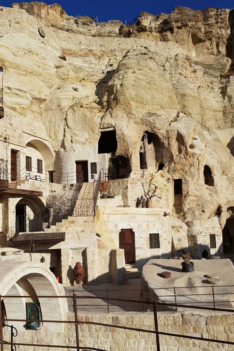 In den charmanten Hotels, beispielsweise dem Yunak Evleri (www.yunak.com), kann man das Wohnen in der Höhle erleben.