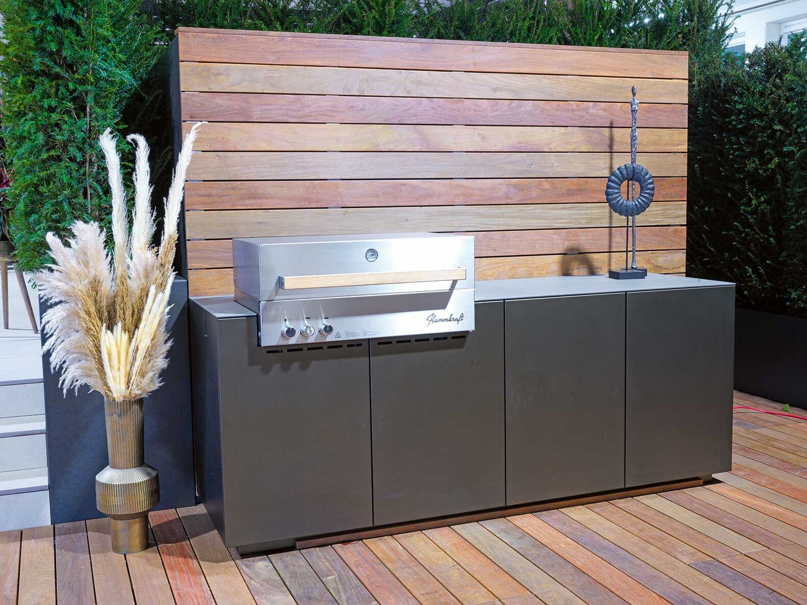 «Flammkraft by Grütter» sind Aussenküchen, die nach Kundenwunsch gefertigt werden. Chromstahl und wetterfeste Lackierungen machen sie robust und langlebig. Massgeschneidert auf Platz und Ausstattung eröffnen sich Möglichkeiten, den Garten als erweiterten Koch- und Lebensraum zu nutzen. Grütter Metallwaren AG, www.gruettermetallwaren.ch
