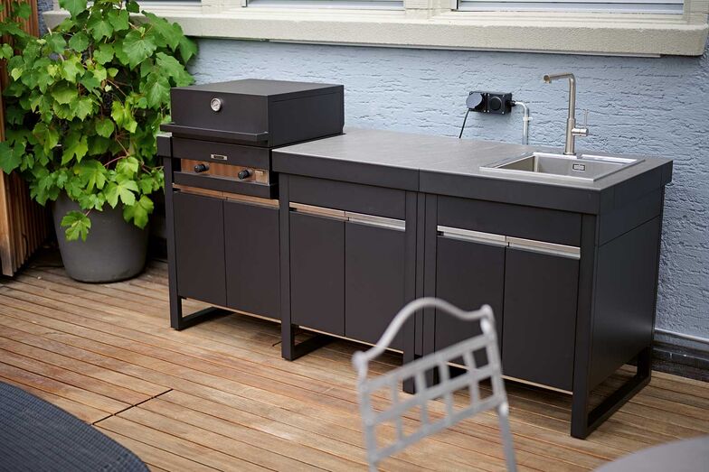 Die Theiss Outdoor-Küche macht das Kochen im Garten zu einem besonderen Erlebnis. Hochwertige Materialien wie Premium-Keramik und eine clever integrierte Ausstattung machen das Grillieren, Braten und Spülen mühelos und komfortabel. Theiss by Lynx Group GmbH, www.theissdesign.ch