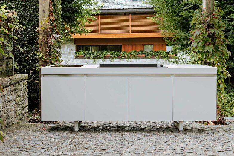 Die «Outdoorküche Deluxe» ist in verschiedenen Ausführungen erhältlich, sodass für jedes Bedürfnis etwas dabei ist. Hier zu sehen ist die «Grill & Kochherd Edition». Witterungsbeständig, mit eleganter Keramikplatte, integriertem Grill und Kochherd wird sie zum ruhigen Mittelpunkt für gesellige Abende unter freiem Himmel. Art of Fire GmbH, www.artoffire.ch