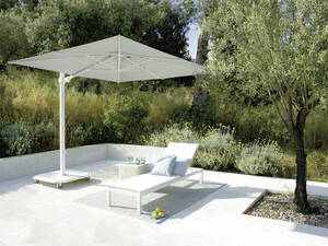 Der durchdachte Freiarmschirm «Almeira» hat die stolzen Dimensionen von 3 x 3 Metern. Jardinico, exklusiv bei Hunn.