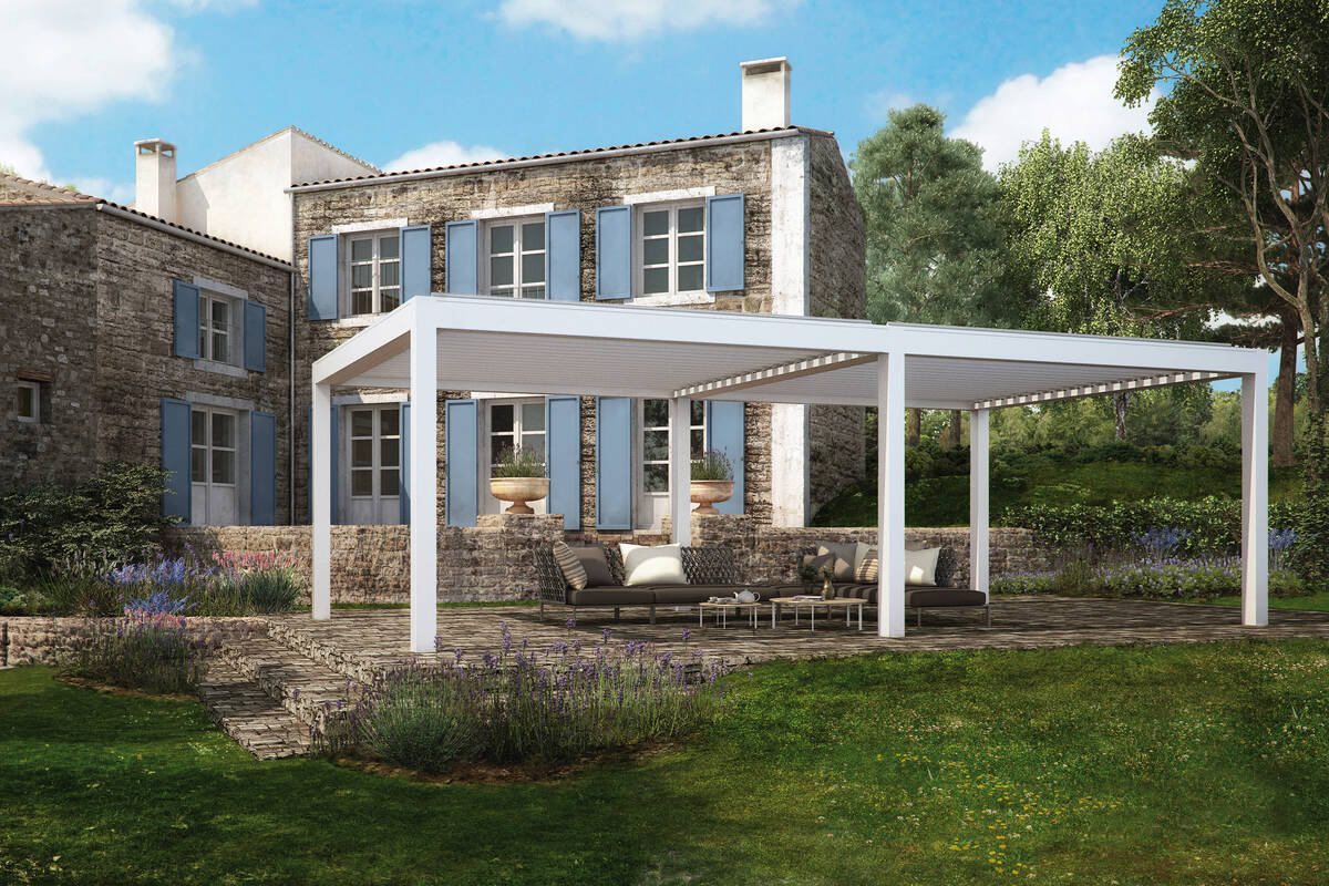 Schützt vor Sonne, Wind und Regen: Die Pergola des italienischen Hersteller Pratic sorgt mit Lamellen, die sich bis zu 140 Grad drehen lassen, für das gewünschte Klima. «Vision 1», PM Outdoor Design.