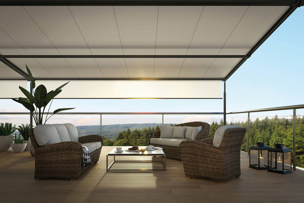 Stützende Säulen machen diese Markise windstabil. Für bis zu sechs Meter breite Terrassen. Markilux.