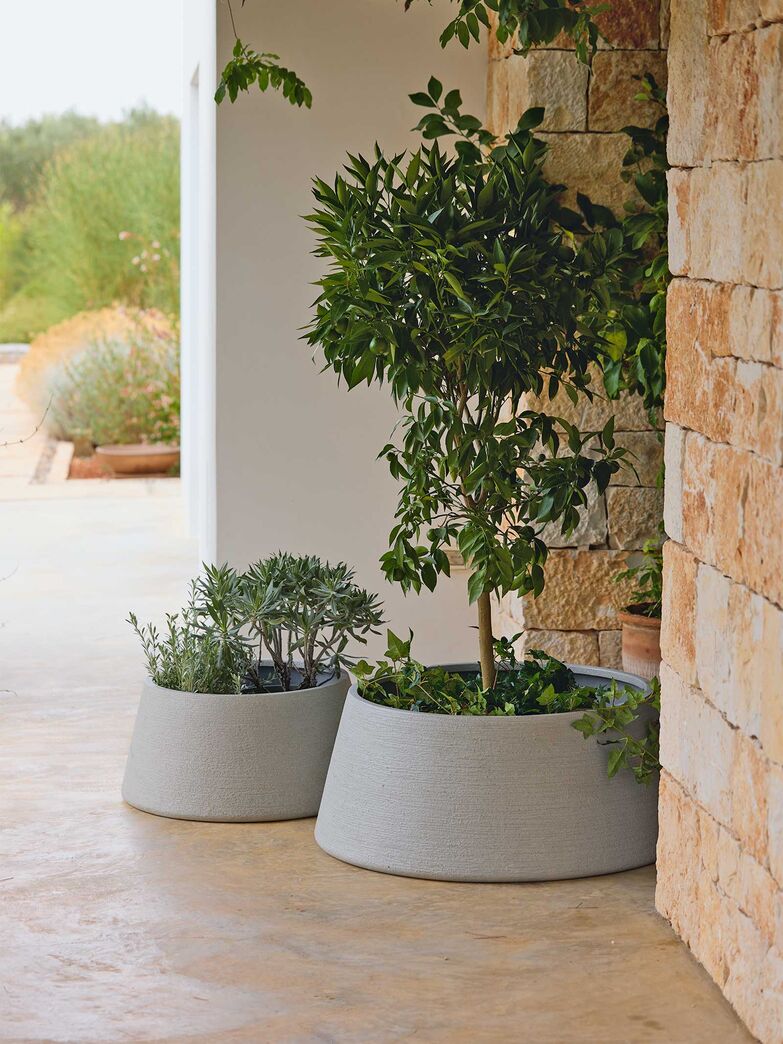 Die «Soil»-Pflanztöpfe gehen skulptural auf die Formen der Natur ein. Die geometrischen und weichen Silhouetten spielen harmonisch zusammen und schaffen eine einladende Atmosphäre auf Balkonen und Terrassen. www.cane-line.com