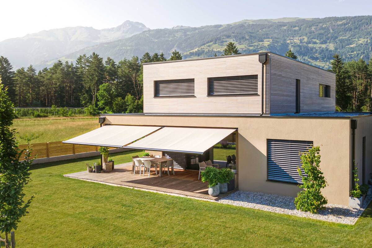 Markisen von Hella schaffen Freiraum für entspanntes Outdoor Living. Das Markisensortiment zeigt sich mit eleganten Designs, einer vielfältigen Tuchkollektion und je nach Modell mit smartem Zubehör, wie Licht- und Wärmequellen, Wettersensoren, Neigungswinkelverstellung und digitaler Bedienbarkeit. Hella.