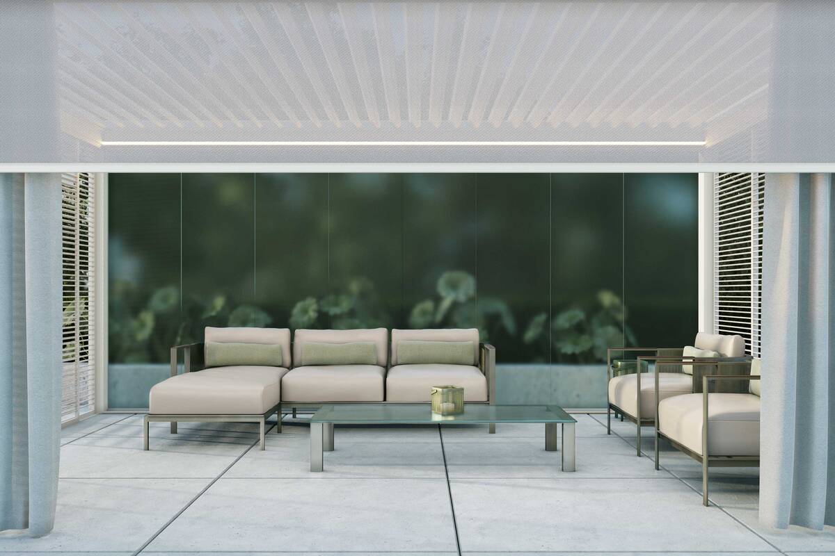 So wird das Gartenzimmer gemütlich: Die Überdachung «Crystal Lounge» zeichnet sich durch weisse Dachlamellen und die zartgrauen, halbtransparenten Vorhänge und Schiebeläden aus. Renson.