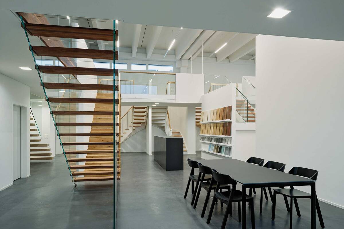 Ausprobieren erlaubt: In diesem Showroom in Oberbüren gibt es neben guter Beratung auch die Möglichkeit, verschiedene Treppenkonstruktionen zu begehen. Columbus Treppen AG.