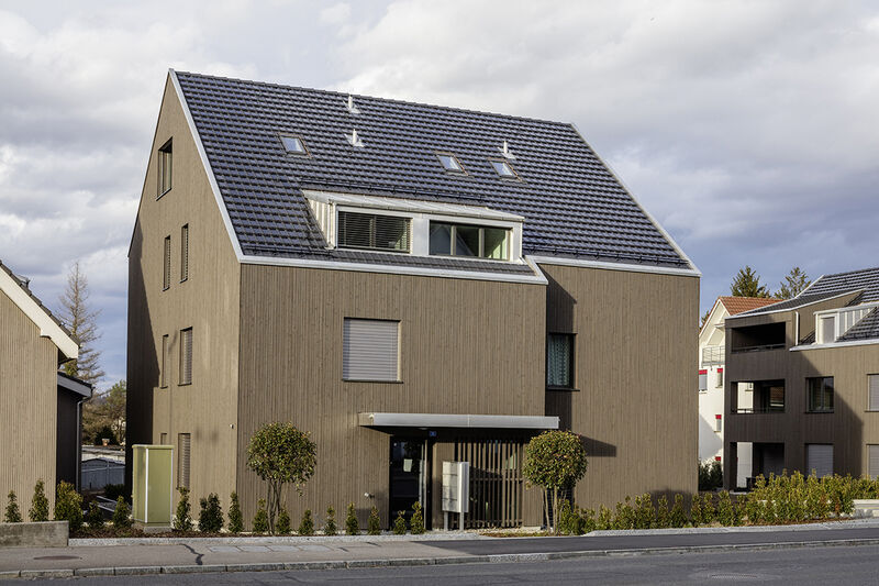 Die Ziegeleindeckung der Überbauung Affolternstrasse in Regensdorf produziert Strom. Solarziegel sind besonders für denkmalgeschützte Gebäude oder Umbauten im Ortszentrum geeignet, da sie kaum auffallen.