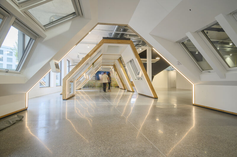 Der neue Geschäftssitz präsentiert die umfangreiche Produktpalette von Velux. Im interaktiven Showroom können sich Interessierte und Kunden informieren und beraten lassen.