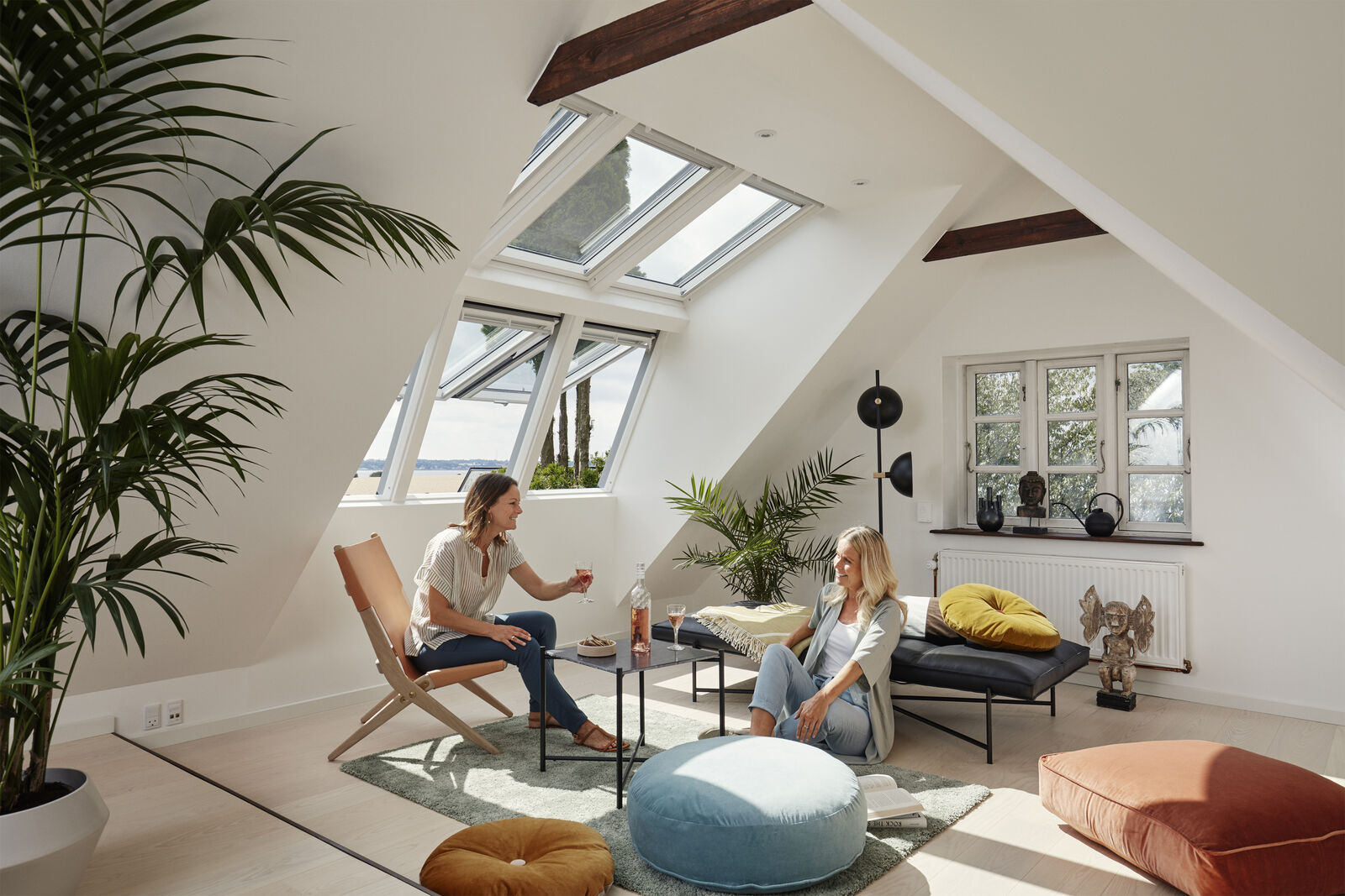 Mit der Tageslichtlösung «Panorama» entsteht eine gaubenähnliche, grosszügige Fensterfläche für noch mehr Kopffreiheit, Lichteinfall und Ausblick. 