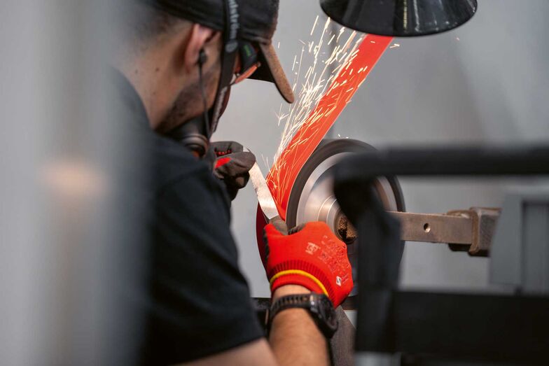 Präzisionsarbeit: In der Manufaktur in Biel erhält das Messer seinen mehrstufigen Feinschliff.