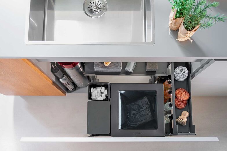 Eckschränke bieten viel Platz – nur ist in manchen Haushalten der Zugang zu besagtem Platz das Problem. «Magic Corner» heissen die Eckschrankauszüge von Peka, die zeigen, wie Innovation den Alltag erleichtern kann.