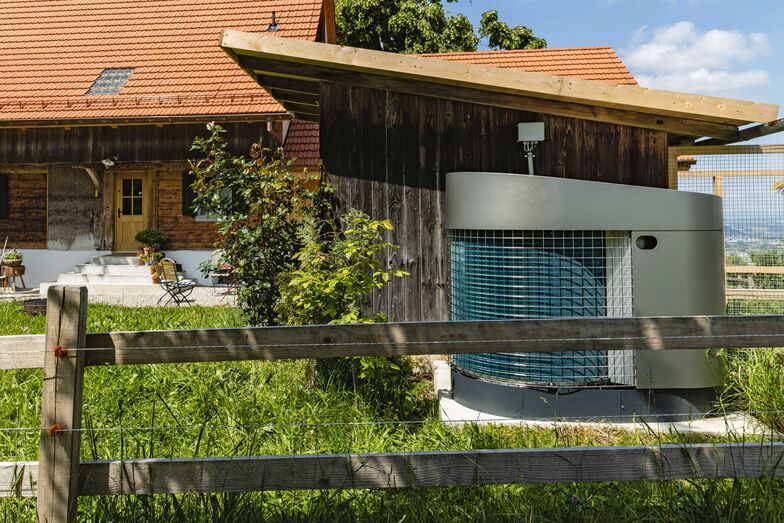 Elegant, leise und leistungsstark: Die «Elco Aerotop SG» ist in einer überarbeiteten Version erhältlich. Dank dem obenliegenden, langsam drehenden Ventilator ist die Wärmepumpe sehr leise und bewährt sich seit über zehn Jahren auch in eng bebauten Gebieten. Die neue Version drückt den Geräuschpegel weiter nach unten. Mit tiefen Schallwerten von 53–58 dB(A) und einem leisen Nachtbetrieb erlaubt die Maschine auch den Nachbarn einen ungestörten Schlaf. Mit den drei Leistungsstufen von 10, 12 oder 14 Kilowatt bringt die «Aerotop SG» genügend Power für Heizwärme und Warmwasser und erreicht Vorlauftemperaturen von bis zu 60° Celsius. Damit ist sie eine gute Wahl für die Sanierung von Einfamilienhäusern, egal ob diese über Bodenheizungen oder Radiatoren beheizt werden. «Aerotop SG» wurde mit dem Red Dot- sowie dem iF Design-Award 2022 prämiert. Elcotherm AG, www.elco.ch  Foto: Stefano Schroeter