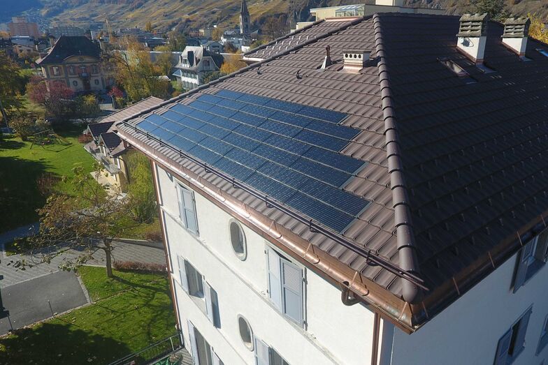 Umweltfreundlich elektrisierend: Während die Energiepreise steigen und die Unsicherheit wächst, sehnt man sich nach einer unabhängigen Eigenstromerzeugung. Die ideale Lösung? Das Photovoltaik-Modul «Max» für erneuerbare und alternative Energie auf dem eigenen Dach. Durch die Anlehnung an den Dachziegel kann das Modul mühelos in ein Ziegeldach integriert werden. Ausserdem gewährleistet die direkte Verlegung auf die Dachlattung schnelles Arbeiten und absolute Dichtigkeit mit dem Rest der Eindeckung. Dadurch ist das Erscheinungsbild gleichmässig. Das Indach-Photovoltaik-Modul ist in Rot oder Schwarz erhältlich. AGZ Ziegeleien AG, www.agz.ch