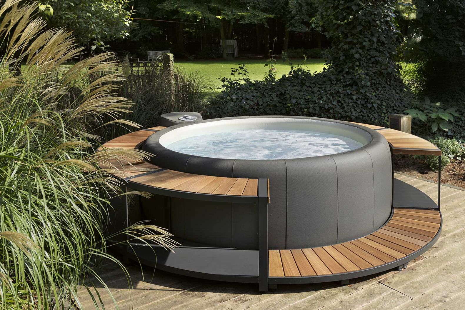 Massage und Erholung pur mit den Softub-Whirlpools. Bei diesen leicht installierbaren Entspannungsoasen kann aus 15 Farben und vier Modellen gewählt werden. Softub Schweiz AG, www.softub.ch