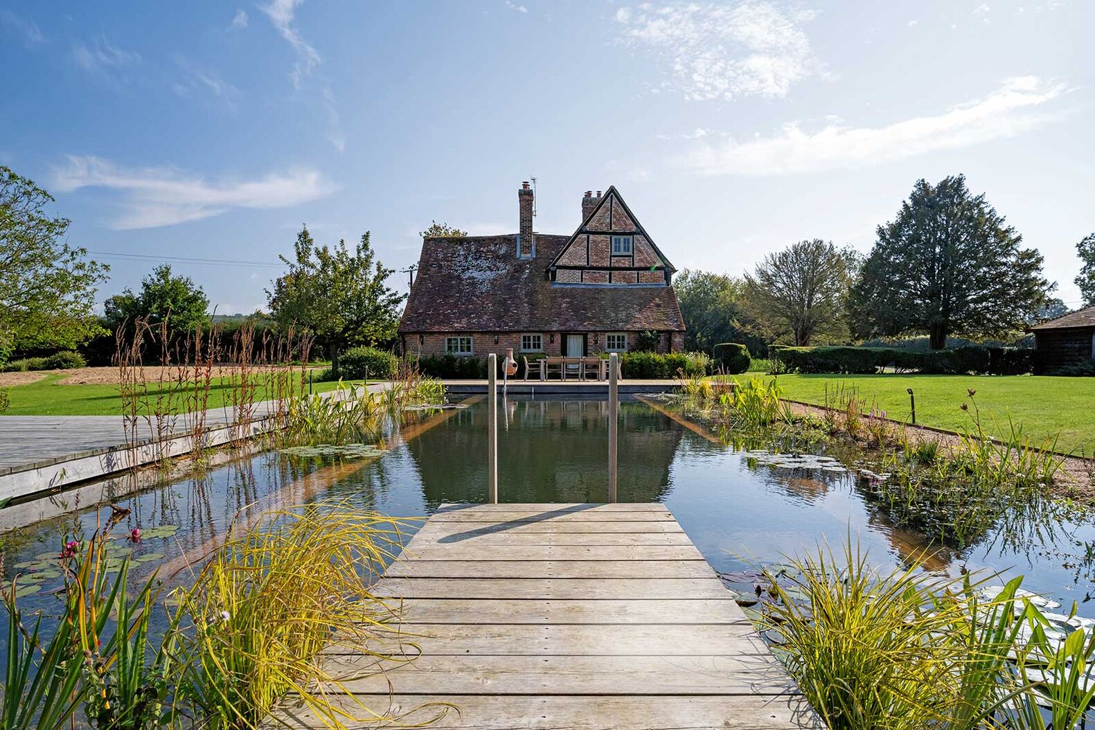 Zu diesem 200-jährigen Bauernhaus passt der von Biotop entworfene «Swimming Pond» perfekt. Er integriert Pflanzen in den Schwimmbereich, was nicht nur sehr ästhetisch ist, sondern auch eine natürliche Selbstreinigung gewährleistet. Damit sind die Pools pflegeleicht, ressourcenschonend und haben einen geringen Energie- und Wasserbedarf. Biotop P&P International GmbH, www.de.bio.top