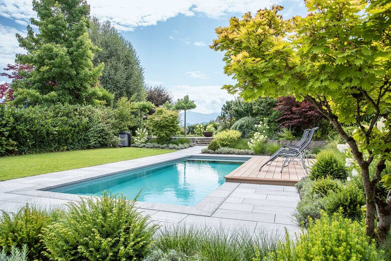 Pools aus Polypropylen sind sehr langlebig. Sie haben eine hohe Beständigkeit gegen UV-Strahlen, eine sehr gute chemische Resistenz gegen Chlor und Salzwasser und sie sind unempfindlich gegenüber Frost und Temperaturschwankungen. Die Polypropylenpools von Allpast werden als Einzelstück geplant und angefertigt, wodurch die Dimensionen, die Form und die Farben individualisierbar sind. Zireg Ziswiler GmbH, www.zireg.ch