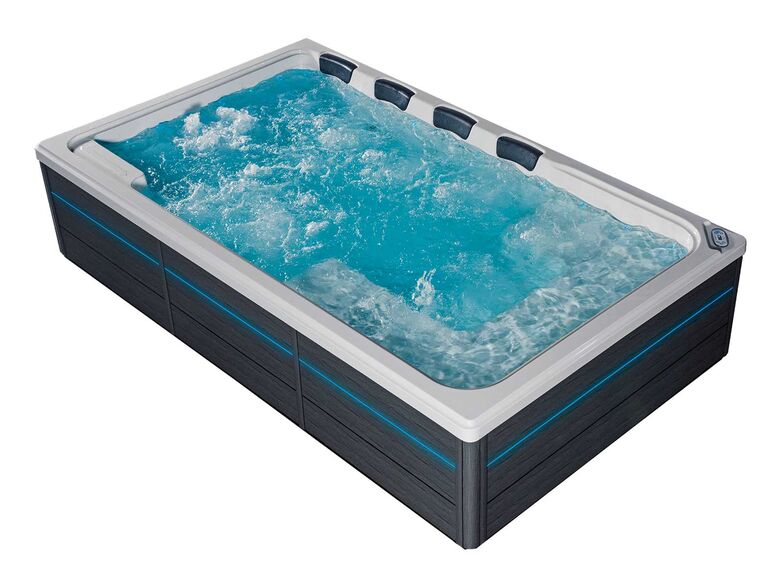 Dieser Whirlpool bietet Entspannung für sechs Personen und kann optional mit einer Lounge-­Verkleidung samt Liegen ausgestattet werden. Der «Horizon Spa» hat statt fester Schalensitze zwei durchgehende Bänke, was mehr Bewegungsfreiheit ermöglicht. Badewell AG, www.badewell.ch