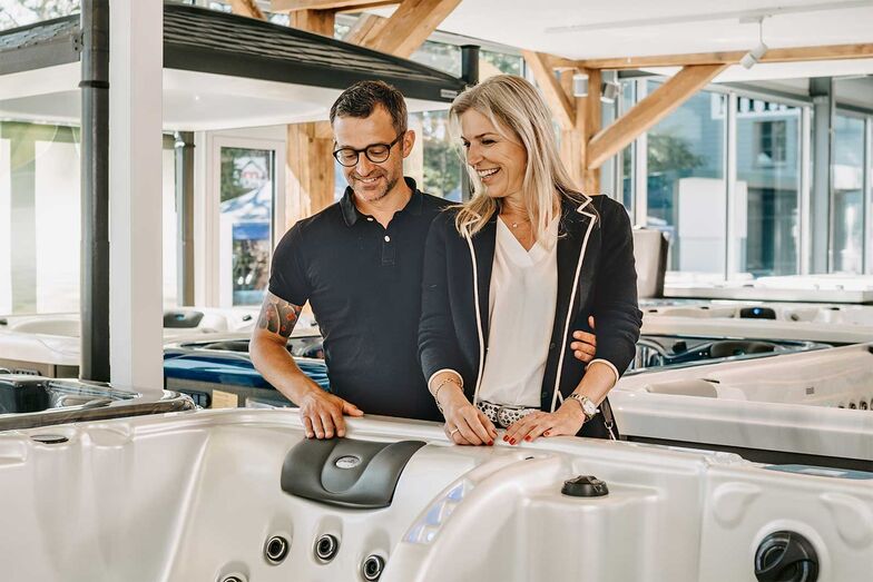 Im Showroom in Lenzburg stehen 60 Whirlpool-Modelle und 10 Schwimm-Spas zur Wahl.