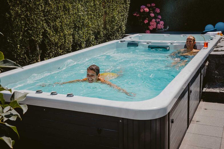 Schwimm-Spas bieten auf kompaktem Raum die Möglichkeit zum aktiven Schwimmtraining und zur ­wohltuenden Massage. 